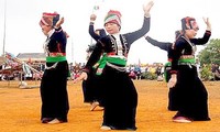 Bewohner der Kho Mu feiern das Tet-Fest